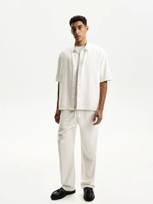 Bershka Koszula Z Mieszanku Lnu Z Krótkim Rękawem Mężczyzna Biały