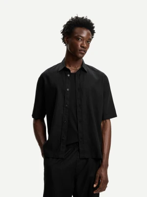 Bershka Koszula Z Mieszanku Lnu Z Krótkim Rękawem Mężczyzna Czarny