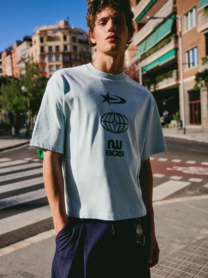 Zdjęcie produktu Bershka Koszulka Boxy Fit Z Nadrukiem Mężczyzna Jasnoniebieski