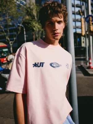 Bershka Koszulka Boxy Fit Z Nadrukiem Mężczyzna Różowy