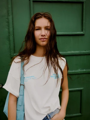 Zdjęcie produktu Bershka Koszulka Boxy Z Krótkim Rękawem I Nadrukiem Kobieta Biały Złamany