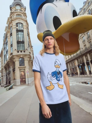Bershka Koszulka Donald Duck Z Krótkim Rękawem, Ściągaczem I Kontrastowym Nadrukiem Mężczyzna Biały