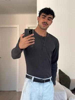 Bershka Koszulka Henley O Kroju Slim Z Gofrowanej Dzianiny Mężczyzna Ciemnoszary
