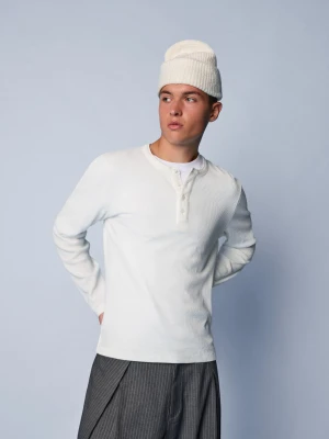 Bershka Koszulka Henley Z Długim Rękawem O Kroju Slim Mężczyzna Biały Złamany