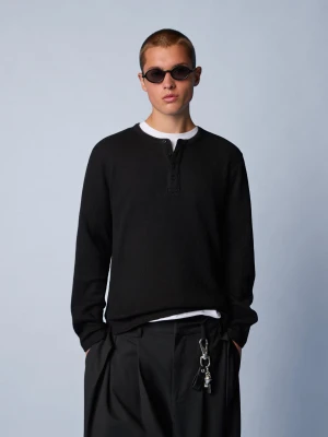 Bershka Koszulka Henley Z Długim Rękawem O Kroju Slim Mężczyzna Czarny