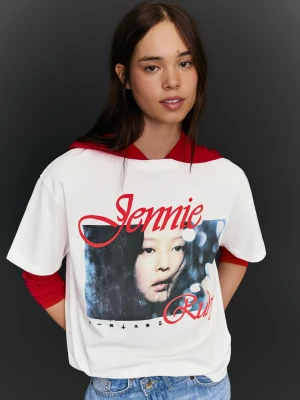 Bershka Koszulka Jennie Ruby Oversize Z Krótkim Rękawem I Nadrukiem Kobieta Biały Złamany
