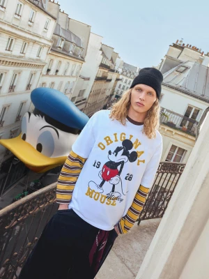Bershka Koszulka Mickey Mouse Z Krótkim Rękawem I Nadrukiem Mężczyzna Biały