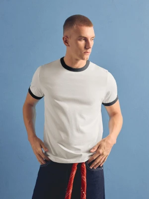 Bershka Koszulka Muscle Fit Z Kontrastowymi Prążkami Mężczyzna Biały Złamany