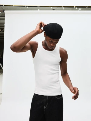 Bershka Koszulka Na Ramiączkach Z Prążkowanej Dzianiny Rib Mężczyzna Biały