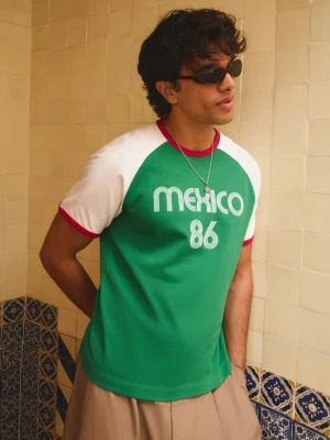 Bershka Koszulka O Kroju Slim Raglan Z Nadrukiem Mężczyzna Zielony