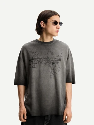 Bershka Koszulka O Pudełkowym Kroju Z Krótkim Rękawem I Nadrukiem Mężczyzna Ciemnoszary