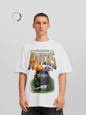Bershka Koszulka O Pudełkowym Kroju Z Krótkim Rękawem I Nadrukiem Nfl Baltimore Ravens Mężczyzna Biały