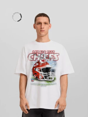 Bershka Koszulka O Pudełkowym Kroju Z Krótkim Rękawem I Nadrukiem Nfl Kansas City Chiefs Mężczyzna Biały