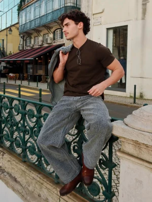 Bershka Koszulka O Regularnym Kroju Mężczyzna Brązowy