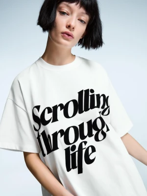 Bershka Koszulka Oversize Z Krótkim Rękawem I Nadrukiem Kobieta Biały Złamany