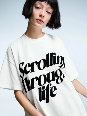 Bershka Koszulka Oversize Z Krótkim Rękawem I Nadrukiem Kobieta Biały Złamany