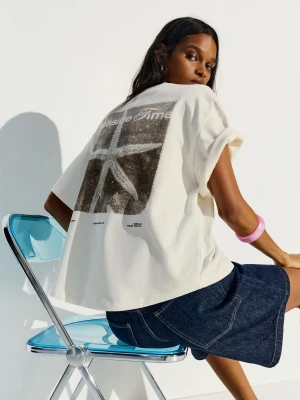 Bershka Koszulka Oversize Z Nadrukiem Kobieta Kremowy