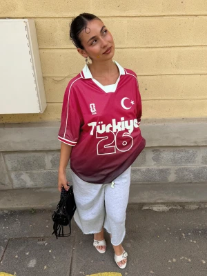 Bershka Koszulka Polo Z Krótkim Rękawem Fifa World Cup™ Turcja Kobieta Bordowy