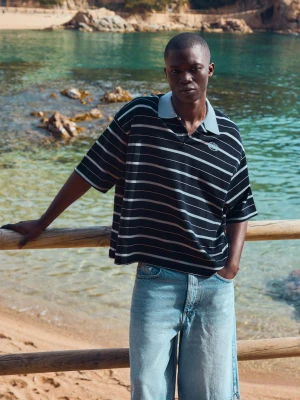 Bershka Koszulka Polo Z Krótkim Rękawem I Haftowanymi Paskami Mężczyzna Niebieski