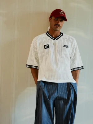 Zdjęcie produktu Bershka Koszulka Retrosport Z Dekoltem W Serek Mężczyzna Biały Złamany