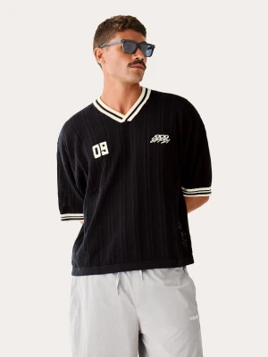 Zdjęcie produktu Bershka Koszulka Retrosport Z Dekoltem W Serek Mężczyzna Czarny