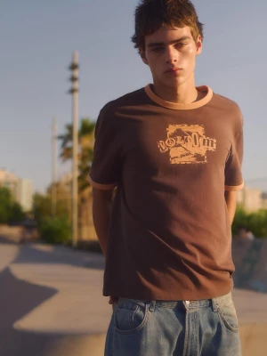 Bershka Koszulka Ringer Z Nadrukiem Volcom Mężczyzna Brązowy