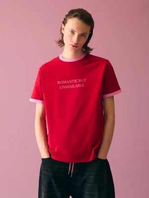 Bershka Koszulka Slim Z Kontrastowym Nadrukiem Mężczyzna Czerwony
