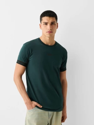 Bershka Koszulka Slim Z Krótkim Rękawem I Ozdobnym Paskiem Mężczyzna Zielony