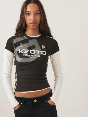 Bershka Koszulka Sportowa Z Krótkim Rękawem I Nadrukiem Kobieta Ciemnoszary