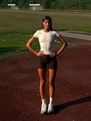 Bershka Koszulka Szybkoschnąca I Oddychająca Z Krótkim Rękawem Kobieta Biały