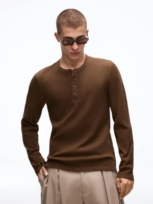 Bershka Koszulka Z Dekoltem Henley O Kroju Slim Z Gofrem Mężczyzna Brązowy