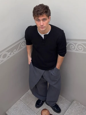 Bershka Koszulka Z Dekoltem Henley O Kroju Slim Z Gofrem Mężczyzna Czarny