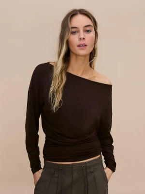 Bershka Koszulka Z Długim Rękawem I Asymetrycznym Dekoltem Kobieta Brązowy