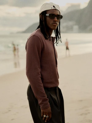 Bershka Koszulka Z Długim Rękawem I Dekoltem Henley Mężczyzna Brązowy