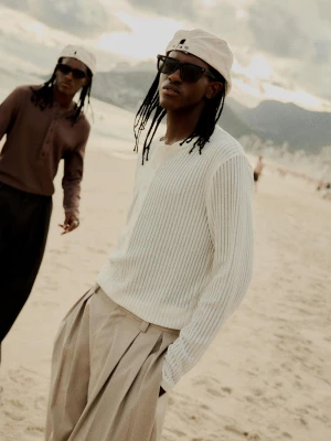 Bershka Koszulka Z Długim Rękawem I Dekoltem Henley Mężczyzna Kremowy