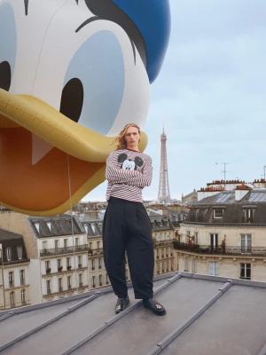 Bershka Koszulka Z Długim Rękawem Mickey Mouse Z Nadrukiem Mężczyzna Bordowy