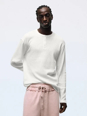 Bershka Koszulka Z Długim Rękawem O Kroju Slim Z Dekoltem Typu Henley Mężczyzna Biały