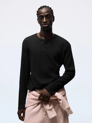 Bershka Koszulka Z Długim Rękawem O Kroju Slim Z Dekoltem Typu Henley Mężczyzna Czarny