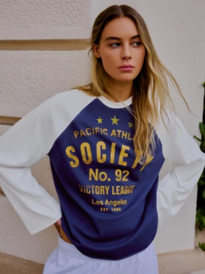 Bershka Koszulka Z Długim Rękawem Raglan Z Kontrastowym Nadrukiem Kobieta Granatowy