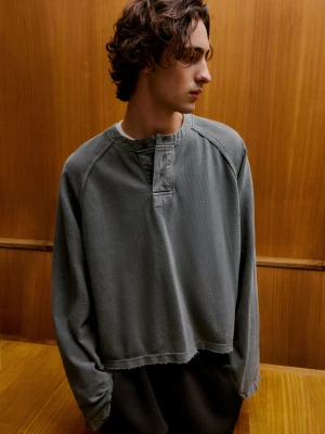 Bershka Koszulka Z Długim Rękawem Z Dekoltem Typu Henley I Nadrukiem Mężczyzna Ciemnoszary