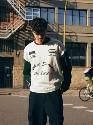 Bershka Koszulka Z Długim Rękawem Z Kontrastowym Nadrukiem Mężczyzna Zielony