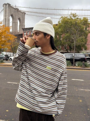 Bershka Koszulka Z Długim Rękawem Z Nadrukiem Retro Mężczyzna Jasny Niebieski