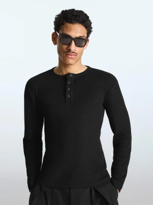 Bershka Koszulka Z Fakturą I Dekoltem Henley Mężczyzna Czarny