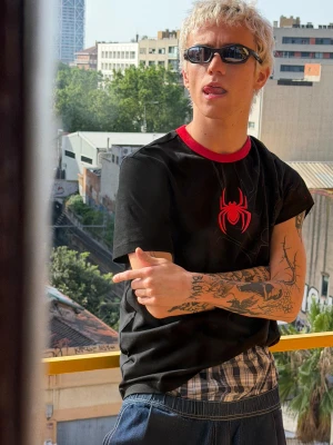 Zdjęcie produktu Bershka Koszulka Z Kontrastowym Nadrukiem Spiderman Mężczyzna Czarny