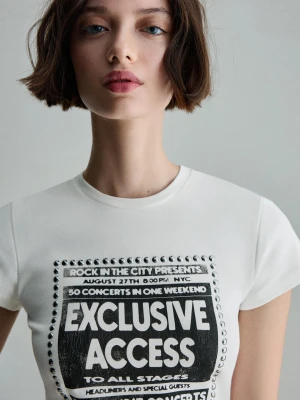 Bershka Koszulka Z Krótkim Rękawem, Ćwiekami I Nadrukiem Kobieta Biały Złamany