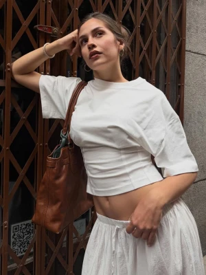 Bershka Koszulka Z Krótkim Rękawem I Gorsetowym Pasem Kobieta Biały Złamany
