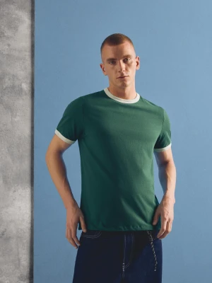 Bershka Koszulka Z Krótkim Rękawem I Kontrastowym Ribem Mężczyzna Zielony