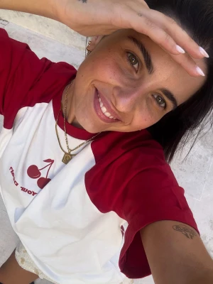 Bershka Koszulka Z Krótkim Rękawem I Nadrukiem Kobieta Czerwony