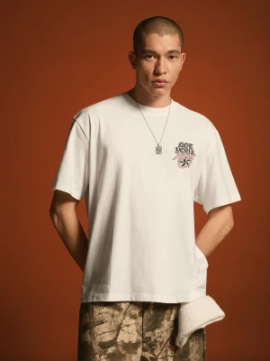 Bershka Koszulka Z Krótkim Rękawem I Nadrukiem Mężczyzna Biały