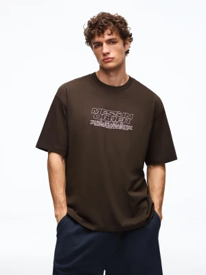 Bershka Koszulka Z Krótkim Rękawem I Nadrukiem Mężczyzna Brązowy